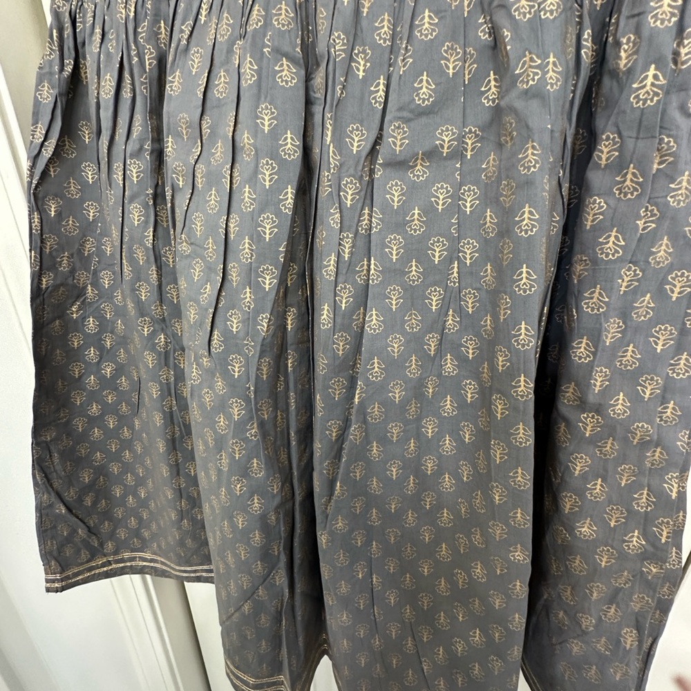 SALE‼️Gray and Gold Patterned Gharara and Kameez set in size 25” in pure Cotton. - Picture 5 of 16